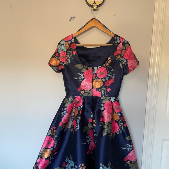 Chi Chi London UK8/US4 Fit and Flare Floral Dress in Beautiful Blue - Picture 3 of 8